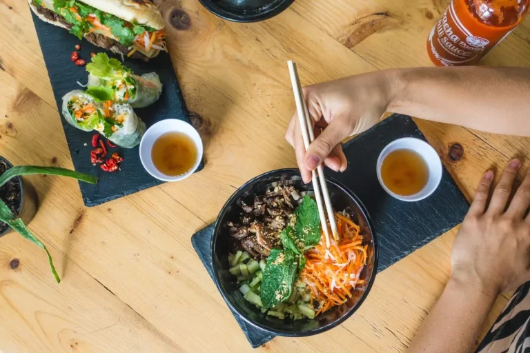 Etiquettes Using Chopsticks in Vietnamese Meals